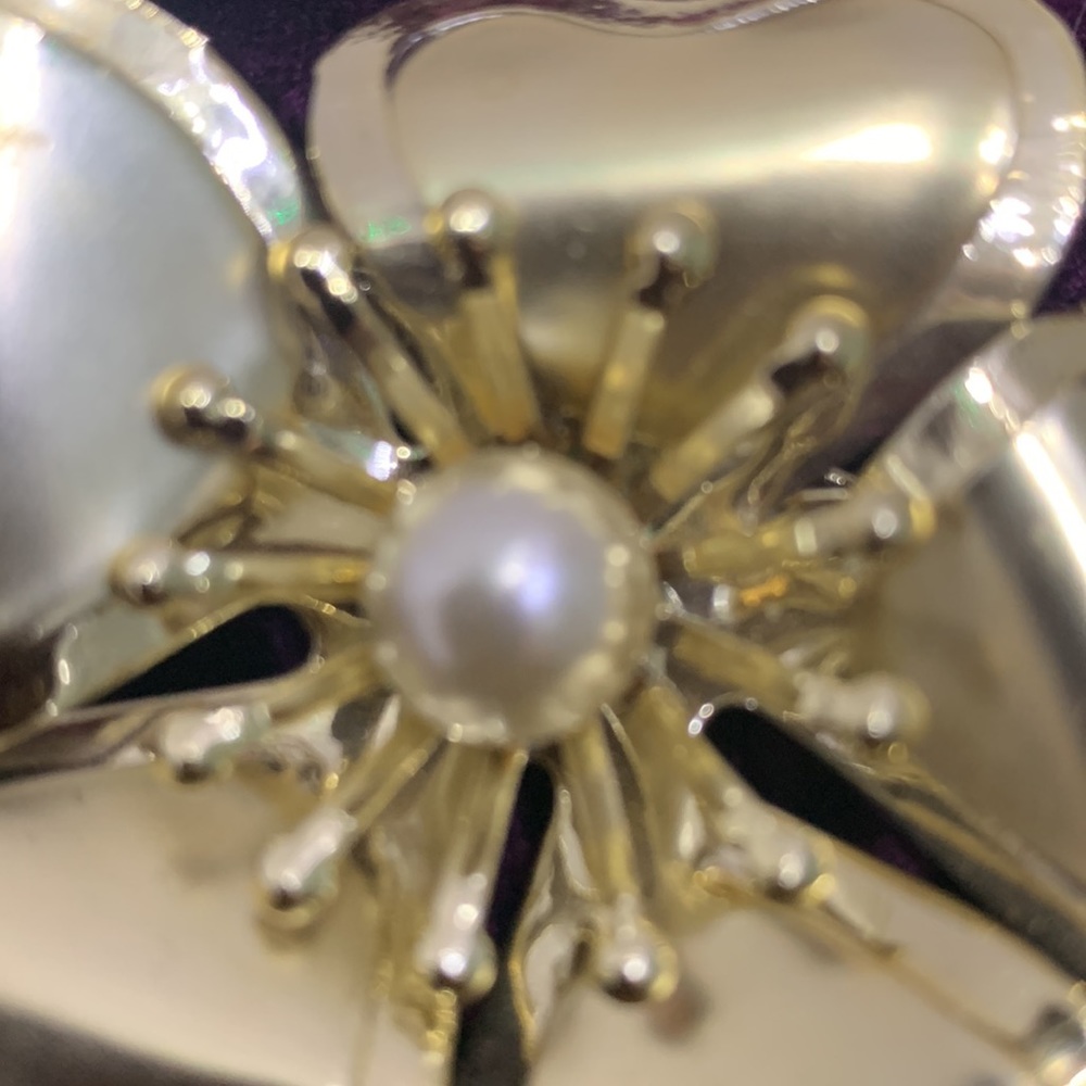 VTG 80’ Golden Floral Brooch with Pearl